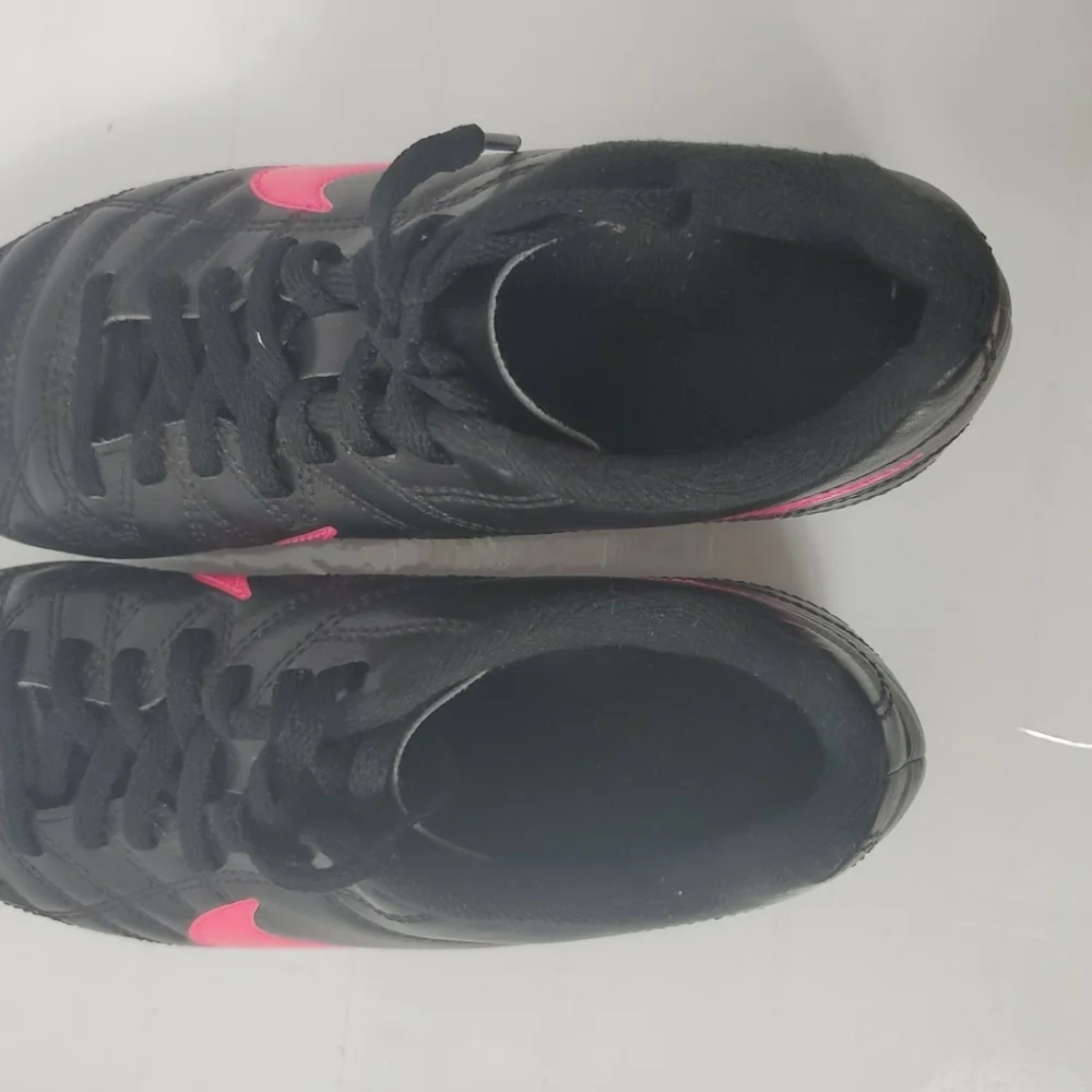 Nike Girls Cleats Shoes Size 1Y  Black Pink Jr Chaser - Picture 6 of 6